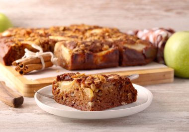 Elma ve cevizli, soslu, baharatlı kek.