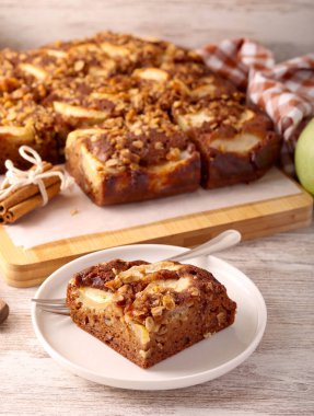 Elma ve cevizli, soslu, baharatlı kek.