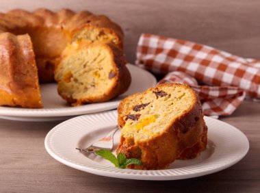 Meyveli kek, tabakta servis edilir.