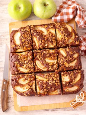 Elma ve cevizli, soslu, baharatlı kek.