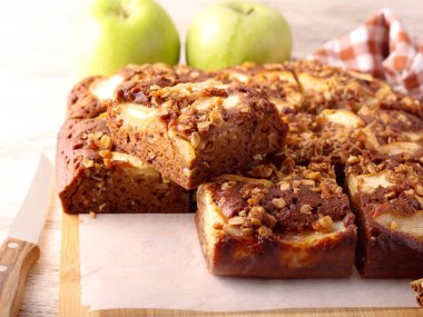 Elma ve cevizli, soslu, baharatlı kek.