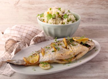 Fırınlanmış limon ve kekik.