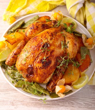 Tavuğun tamamını yeşil fasulye ve patatesle kızart.