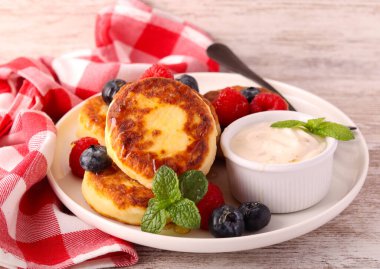 Tatlı pofuduk ricotta sufle krep ve ballı