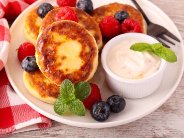 Tatlı pofuduk ricotta sufle krep ve ballı