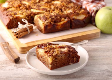 Elma ve cevizli, soslu, baharatlı kek.