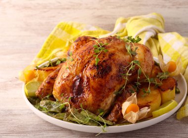 Tavuğun tamamını yeşil fasulye ve patatesle kızart.