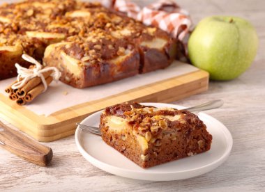 Elma ve cevizli, soslu, baharatlı kek.