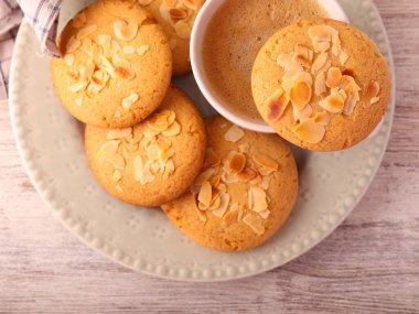 Ev yapımı bademli bisküvi ve kahve.