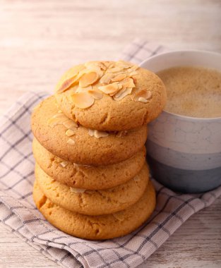 Ev yapımı bademli bisküvi ve kahve.