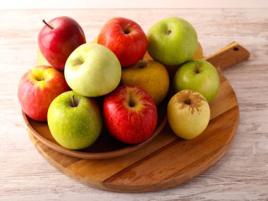 Farklı organik elmalar. Çiğ yeşil ve kırmızı elmalar