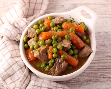 Havuçlu ve bezelyeli ev yapımı sığır eti güveci