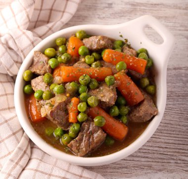 Havuçlu ve bezelyeli ev yapımı sığır eti güveci