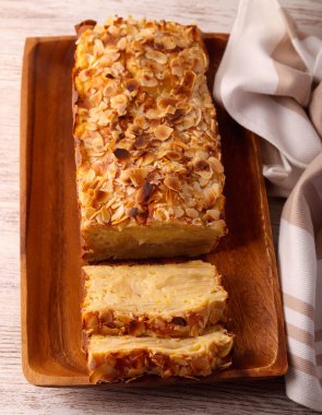 Görünmez elmalı pasta, dilimlenmiş, bademli tatlı elmalı ekmek.