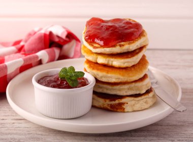 Protein krepleri, protein tozuyla yapılır, şekersiz reçelle servis edilir.