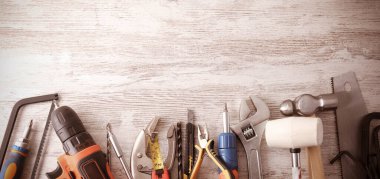 Ahşap arkaplan üzerinde farklı araçlar