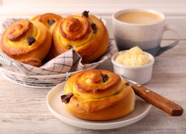 Kremalı ve sultana kıvrımlı çörekler.