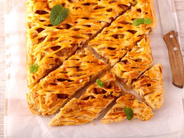 Puf böreği, kafes elmalı turta, dilimlenmiş