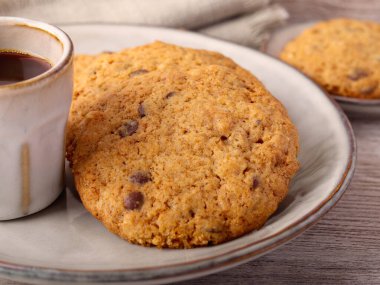 Çikolata parçacıklı ve cevizli kurabiye.