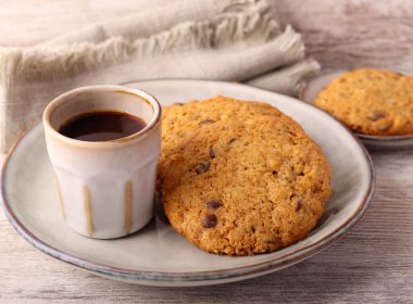 Çikolata parçacıklı ve cevizli kurabiye.