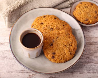 Çikolata parçacıklı ve cevizli kurabiye.