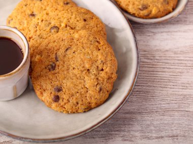 Çikolata parçacıklı ve cevizli kurabiye.