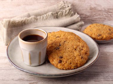 Çikolata parçacıklı ve cevizli kurabiye.