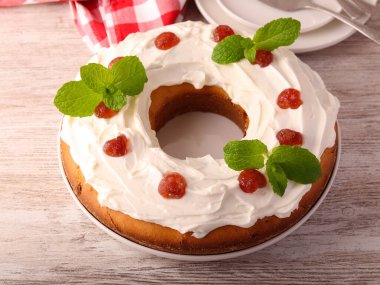 Krem peynirli vişneli pasta.