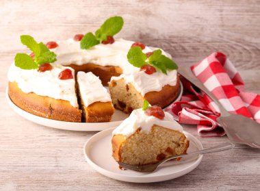 Krem peynirli vişneli pasta.