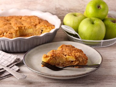 Bütün elmalı turta tabakta