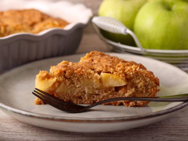 Bütün elmalı turta tabakta