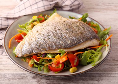 Tabağında salata olan kızarmış deniz çerezi.