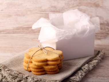 Yenilebilir hediye paketi için ev yapımı kurabiye yığını hazır.