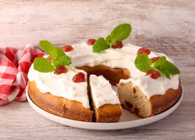 Krem peynirli vişneli pasta.