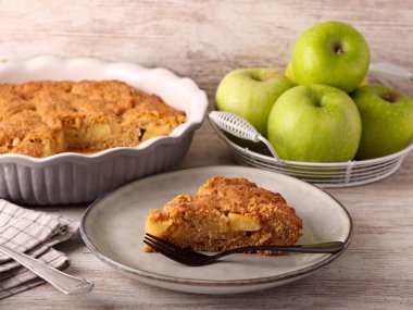 Bütün elmalı turta tabakta