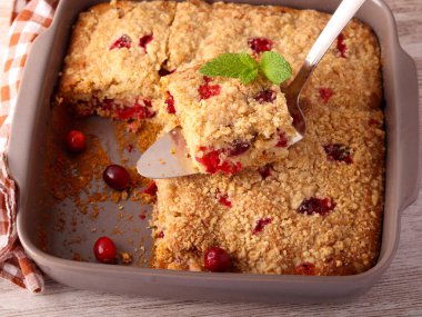 Yaban mersinli kek, teneke içinde.