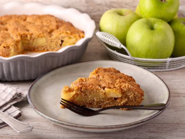 Bütün elmalı turta tabakta