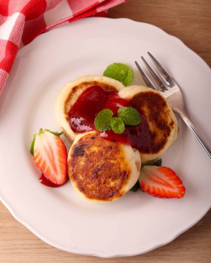 Peynirli ve kuru üzümlü börek, reçelli.