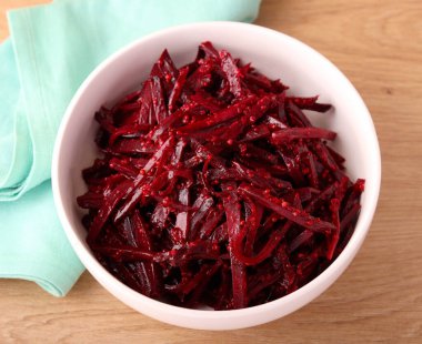 Sıcak pancar salatası.