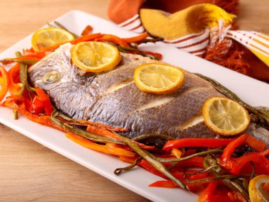 Pişmiş mahi mahi ya da sebzeli dorado balığı.