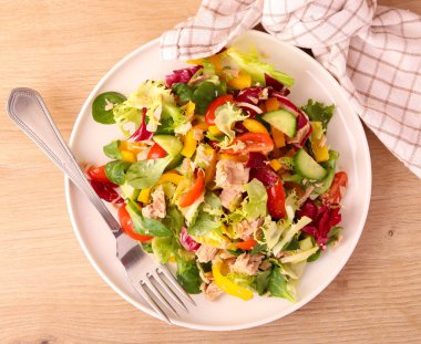 Tabakta ton balığıyla karışık salata.