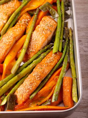 Tatlı patatesli somon, kuşkonmaz ve biber.