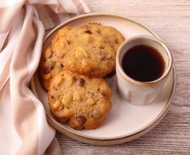 Çikolata parçacıklı ve cevizli kurabiye.