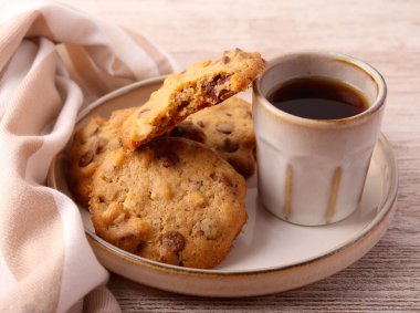 Çikolata parçacıklı ve cevizli kurabiye.