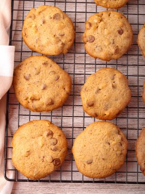 Çikolatalı ve cevizli kurabiyeler tel askıda.
