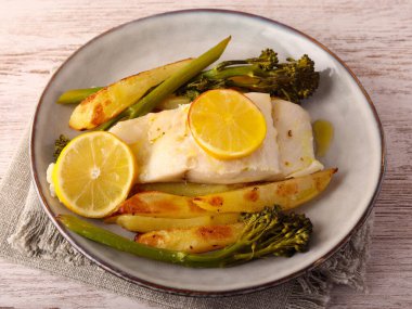 Brokoli ve patatesli morina balığı