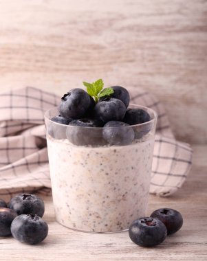 Yabanmersinli Chia tohumu ve yulaf pudingi, bir gecede sağlıklı yulaf ve chia kahvaltısı.