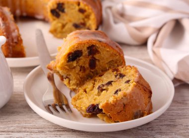 İrlanda viskisi keki tabakta dilimlenmiş.