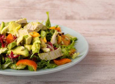 Haşlanmış tavuk ve karışık sebze salatası.