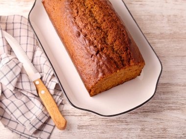 Ev yapımı taze Jamaika zencefilli kek, dilimlenmiş.